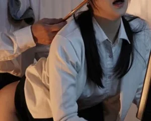 Cô nhân viên thiếu thốn "tình cảm" và tên sếp già may mắn