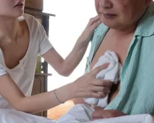 Địt cô chị kế về chăm sóc bố bị bệnh