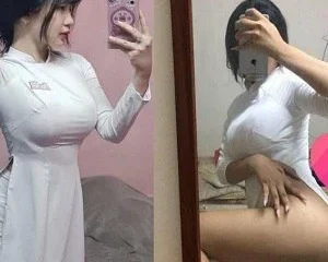 Em nữ sinh mông to uốn éo